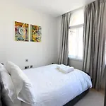 Oxford Street Luxurious 3 Bedroom Apartment
