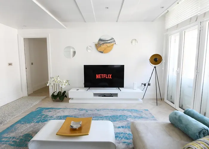 Oxford Street Luxurious 3 Bedroom Apartment